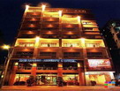 Ночной вид на здание отеля Que Huong - Liberty